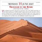 Montag, 14. Juni 2027. Sossusvlei Dünen, Namibia. Menschen wandern auf rot-orangenen Sanddünen unter blauem Himmel.
