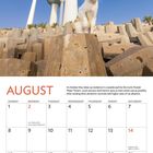 AUGUST, Kalenderansicht. Monat August 2027. Foto: Katze vor Kuwait Towers, helle Bauwerke mit Kugeldesign vor blauem Himmel.