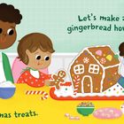 "Let’s make a gingerbread house! Baby loves Christmas treats." Kinder dekorieren ein Lebkuchenhaus in einer Küche.