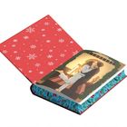 Kein spezifischer Text. Illustration: Paar küsst sich drinnen, Hintergrund festlich mit Schneeflockenmuster.