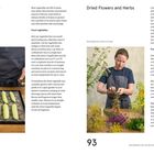 Links: "Dried Vegetables". Rechts: "Dried Flowers and Herbs". Text beschreibt das Trocknen von Gemüse und Kräutern mit Bildern von Prozessen.