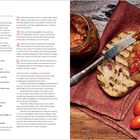 "Caponta": Rezept für Caponata mit Aubergine, Paprika, Tomaten, Gewürzen; auf Holz, Brot mit Aufstrich, Tomaten daneben.