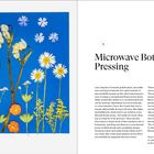 „Microwave Botanical Pressing“ und „WHAT YOU NEED“ sind die Haupttexte. Links gibt es eine bunte Illustration von Blumen auf blauem Hintergrund.