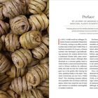 Links sieht man eine Ansammlung von gedrehten, naturfarbenen Fasern. Rechts steht ein Text mit dem Titel "Preface".