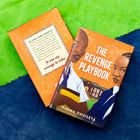 Cover-Text: "THE REVENGE PLAYBOOK". Zwei junge Personen in Schuluniform vor einem Gebäude.