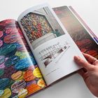 Text: "Inspiration / Expiration, 2015." Eine bunte Musterseite, ein Foto einer Wandinstallation und eine Skizze. Eine Hand hält das Buch.