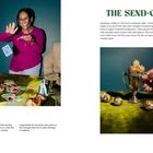 "End on a High Note" und "THE SEND-OFF" beschreiben eine fröhliche Spielrunde mit Karten. Eine Trophäe und Pralinen auf Tisch.