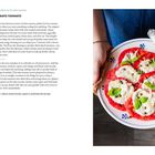 Titel: TOMATO TONNATO. Links Rezept: Zutaten und Zubereitung. Rechts Teller mit Tomatenscheiben, weißer Sauce, Basilikum.