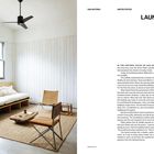 SAN ANTONIO, UNITED STATES, THE LAUNDROMAT. Helle, minimalistische Einrichtung mit Sofa, Stühlen, Holztisch und Ventilator.