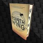 „The most brutally addictive fantasy“ - Tracy Wolff. „Fourth Wing“ von Rebecca Yarros. Ein Buch mit Drachenmotiv.