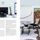 Texte: "Above: The sitting room exudes modern hunting-lodge style..." "Overleaf, left: Foliage found on the ground..."

Rechts moderne Sitzecke: schwarzer Kamin, Pelz auf Sessel, Kaktus, Holzstapel, Geweih an der Wand.