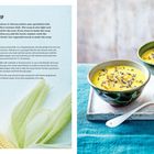 SUNSHINE SOUP. Rezept für Mais- und Paprikasuppe, gelb, mit Blütenblättern garniert. Zwei Schalen mit Suppe, Löffel, blaues Tuch.