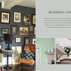 MODERN COUNTRY. Flucht aus der Stadt in eine entspannte, stilvolle Umgebung. Dunkle Wand mit gerahmten Bildern, gemütliche Möbel.