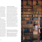 Text links über Bibliotheken und Bücher; rechts hohe Regale mit alten Büchern, drei Büsten oben. Eine versteckte Tür führt zu einem Raum.