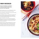 "SZECHUAN BEEF NOODLES" steht oben. Links Rezepttext, rechts Teller mit Nudeln, Sauce und Koriander, daneben Essstäbchen.