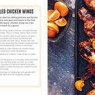 "Sriracha & Lime Grilled Chicken Wings" Rezept mit Zutatenliste und Zubereitung. Foto von gegrillten Hähnchenflügeln mit Limetten.