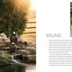 **SOUND**

Links Wassergärten mit runden Steinbrunnen, rechts Windspiel an Holz. Text über Geräusche und Entspannung.