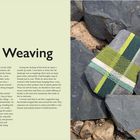 Kapitel 14: Rock Weaving. Links Text über das Weben auf Steinen, rechts ein Stein mit gewebten grünen Fäden.