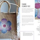 "Fading Flower Tote" und Anleitungstext für eine Tasche mit einer großen, lila-blauen Blume auf Jutestoff.