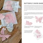 Titel: "Butterfly Favor Bags". Anleitung zum Erstellen von Schmetterlingsdekorationen aus Folie. Benötigt: Schere, Stift, Prägefolie.