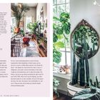 Rechts: Spiegel reflektiert Pflanzen. Links: gemütliches Wohnzimmer mit vielen Pflanzen. Text: "PLANTING BY DESIGN".