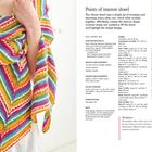 "Points of interest shawl" ist der Titel. Ein farbenfroher Schal mit Zickzack-Muster wird um die Schulter einer Person gelegt.