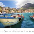 Kalenderbild von Castellammare del Golfo im Februar. Boote im Vordergrund, bunte Küstenstadt und Berg im Hintergrund.