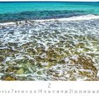 Formentera, Playa la Savina. Unten Kalender für Februar. Über transparentem Wasser schäumt das Meer mit türkisfarbenen Wellen.