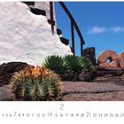 "Jardín de Cactus" und "CASARES EDITION". Vordergrund: Kaktus, Hintergrund: weiße Wand, Steine, blauer Himmel.