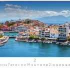 Agios Nikolaos, Kalenderseite 2, malerische, bunte Küstenstadt mit Hafen und Booten, Berge im Hintergrund.