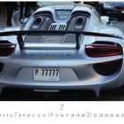 "Porsche 918 Spyder", Nummernschild "P 77777", Kalender mit Tagen, Sportwagen-Heckansicht auf einer Straße.