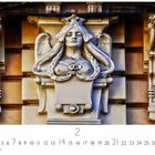 Art Nouveau, 2. Kalender mit skulpturalem Frauenrelief, Flügel und Krone, umgeben von architektonischen Ornamenten.