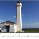 "Pointe des Corbeaux, Ile d'Yeu, Frankreich." Ein weißer Leuchtturm mit roter Kuppel vor blauem Himmel.