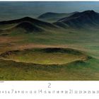 "Erloschener Vulkan in der Mongolei" steht unter einem grünen, hügeligen Vulkan. Darunter sind Zahlen von 1 bis 28.