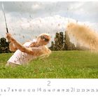 Text: "CASARES EDITION", Kalendarium zeigt eine Woche im Februar. Frau schlägt Golfball aus einem Sandbunker auf grünem Golfplatz.