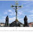 "Kruzifix auf der Karlsbrücke" steht unten links. Eine Kreuzigungs-Szene mit zwei Statuen und blauem Himmel im Hintergrund.