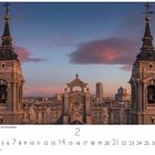 Almudena Kathedrale bei Sonnenaufgang. Kalender für Februar. Zwei Türme vor einer Stadtlandschaft, Himmel mit rosa Wolken.