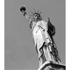 Text: "Statue of Liberty". Schwarz-Weiß-Illustration der Freiheitsstatue mit einem Kalender darunter.