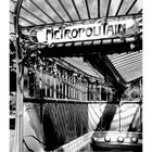 Text: "Metropolitain", Monatskalender mit Zahlen. Kunstvolle Metallstruktur eines Metro-Eingangs im Jugendstil.