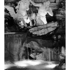 "Fontana di Trevi" und Monatskalender Februar darunter. Skulptur mit Poseidon und Pferden, Wasser fließt über Steine.