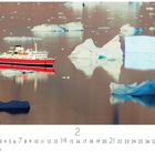 Expeditionsschiff in einem eisbedeckten Meer, rotes Schiff, umgeben von Eisbergen, Kalenderlayout mit Datumszahlen.