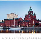 Helsinki, Uspenski Kirche am Hafen. Eine Kirche aus rotem Backstein mit grünen Kuppeln, am Wasser, bei Abenddämmerung.