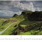 Isle of Skye, Monatskalender mit Zahlen, grüne Hügel, windinge Straße, dramatischer Himmel mit Wolken.