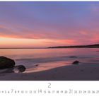 Kalenderseite mit Februar; "CASARES EDITION". Sandstrand bei Sonnenuntergang, Himmel orange bis rosa.