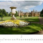 2. CASA RES EDITION. Ein Schloss mit Türmen im Hintergrund, Blumenkreis mit gelben und weißen Blüten im Vordergrund.