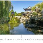 Kalenderansicht im Februar. Ein traditionelles asiatisches Gebäude in einem üppigen Garten mit Teich und Felsen.