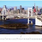 "Rainbow Bridge in Tokio", Februar-Kalenderblatt, Skyline mit Brücke, Wasser, und grüne Insel im Vordergrund.