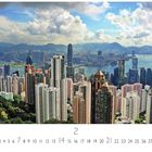 "Hongkong" oben, "2" in der Mitte, nummerierte Tage unten. Hochhäuser vor Hafen und Bergen unter einem bewölkten Himmel.