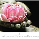 Zahlen von 1 bis 28 und "2". Eine rosa Blüte liegt in der Hand einer Statue aus Bronze oder einem ähnlichen Material.