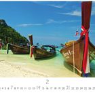Insel Krabi. Holzboote mit bunten Tüchern ankern am weißen Sandstrand, umgeben von klarem Wasser und grüner Vegetation.